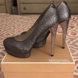 MICHAEL KORS -GUNMETAL HEELS 👠👠